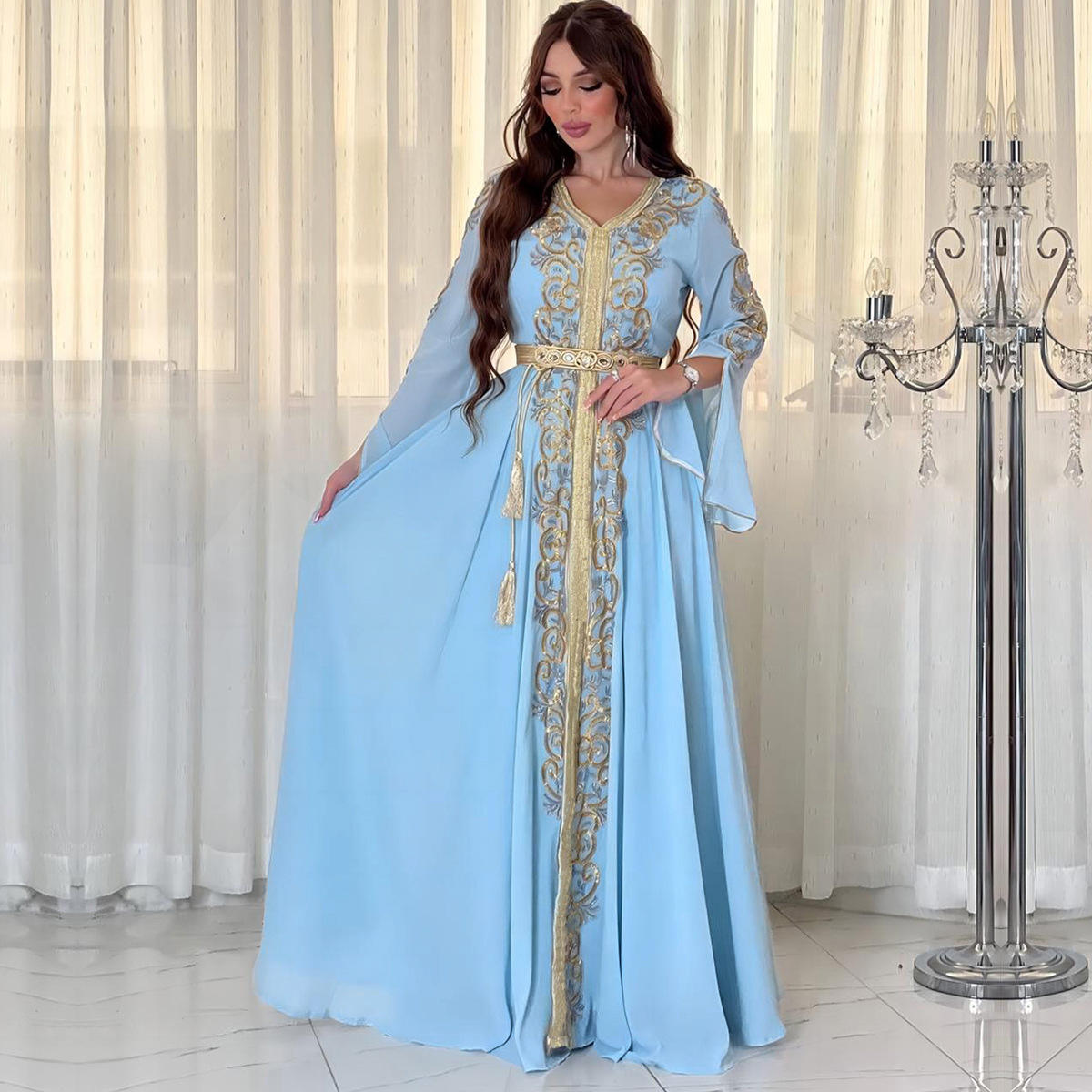 Caftan Laila de Luxe  Fusion de Tradition et Modernité